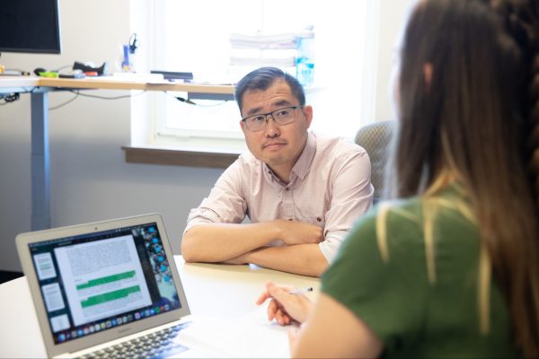 student meets with career advisor
